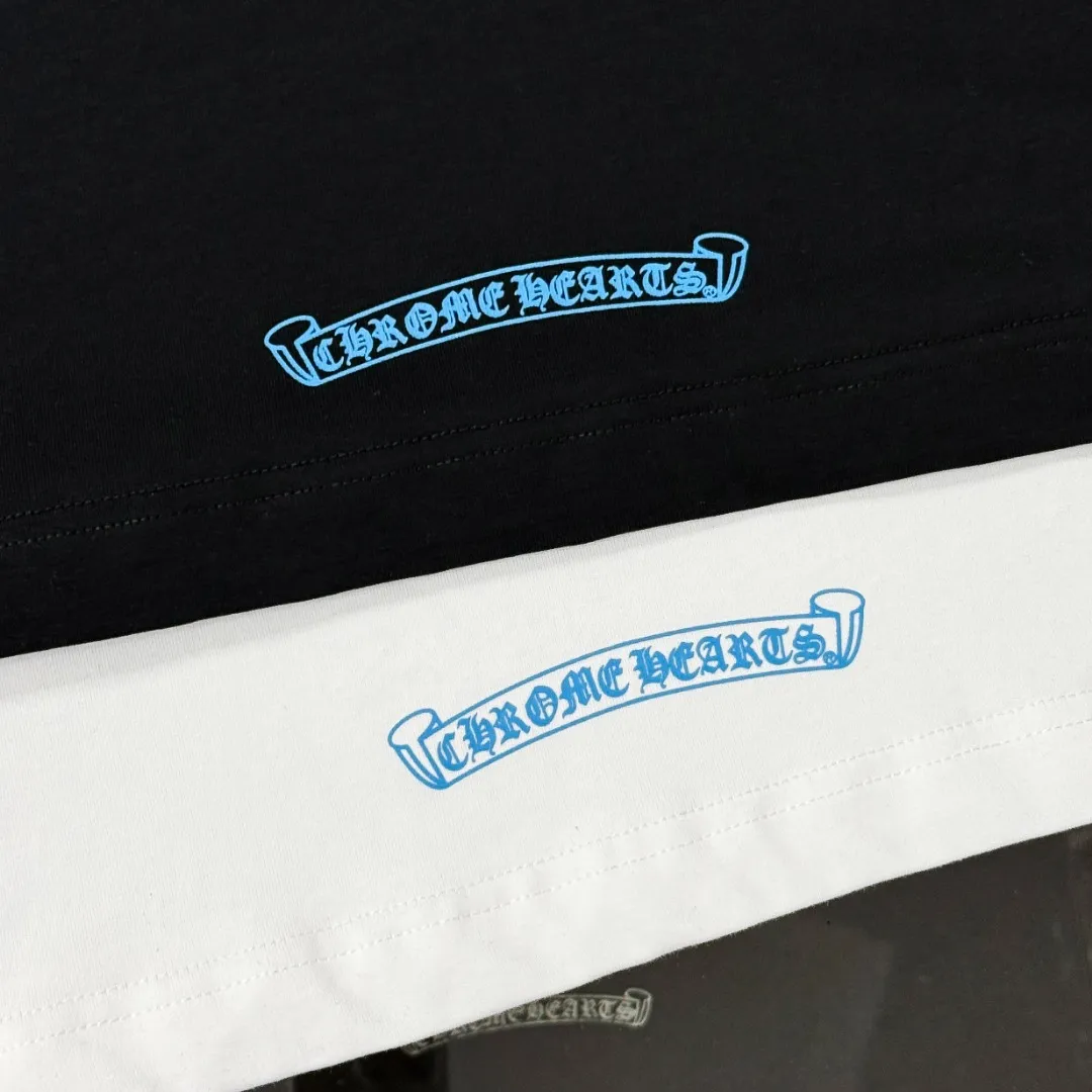 P180 Chrome Hearts Chrome Hearts 25 high-end versions. The fabric is made of 300 grams of high-density pure cotton. It does not deform or shrink. It has three labels. It is the same style for men and women. Technology: suede foaming + digital printing. Color: white, black. SIZE: S-XL.